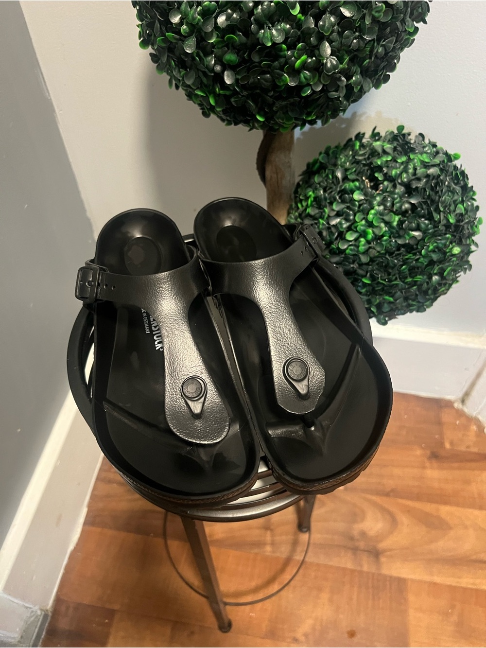 Birkenstock Women's Black Thong Sandals 40Buckle Adjustable Strap Size 9-9.5